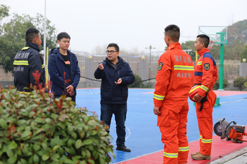 万搏体育信息工程系主任李会明一行到市消防救援支队看望实习学生