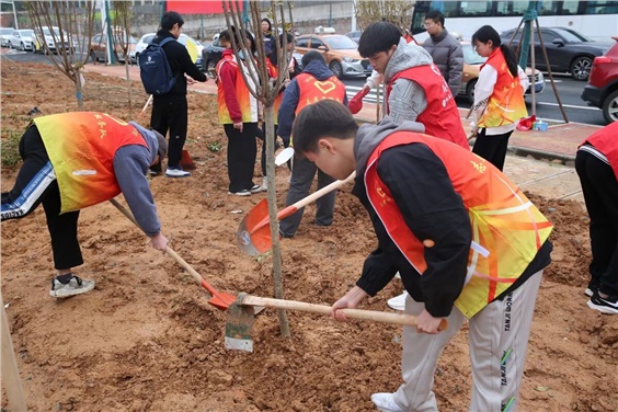 “我在株洲有棵树”—万搏体育团委组织开展学雷锋活动月之植树活动